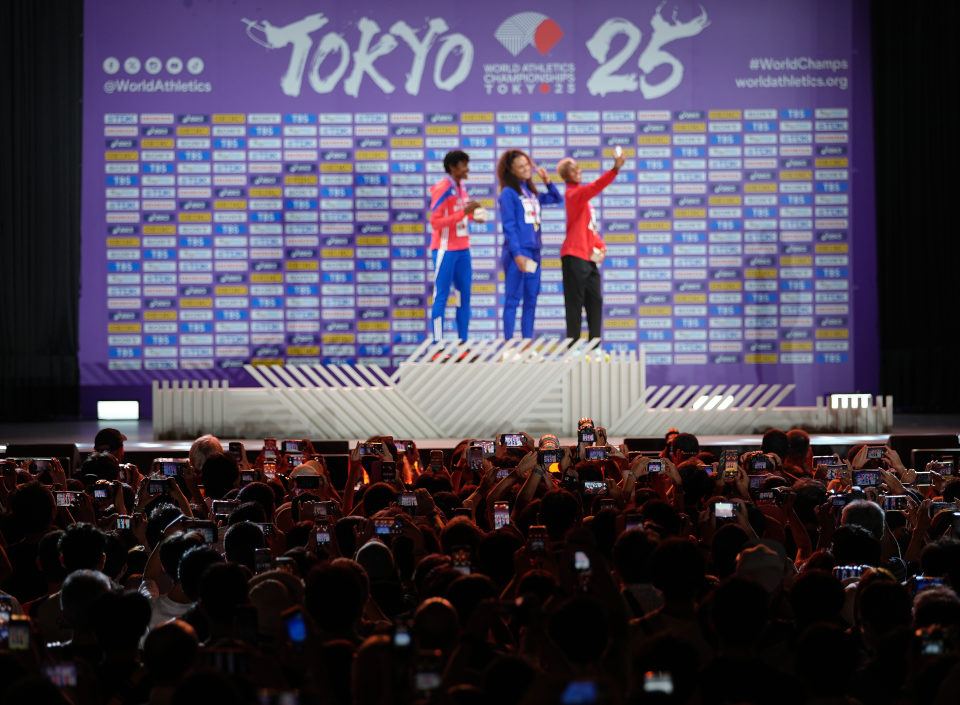 在颁奖仪式, 鞠焕宗 在颁奖仪式, 鞠焕宗